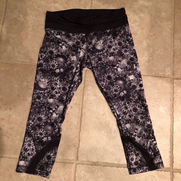Lululemon floral cropped leggings - Picture 2 of 9